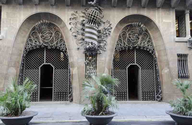 03 - Barcelona - Gaudí - Palacio Güell - fachada exterior - puertas